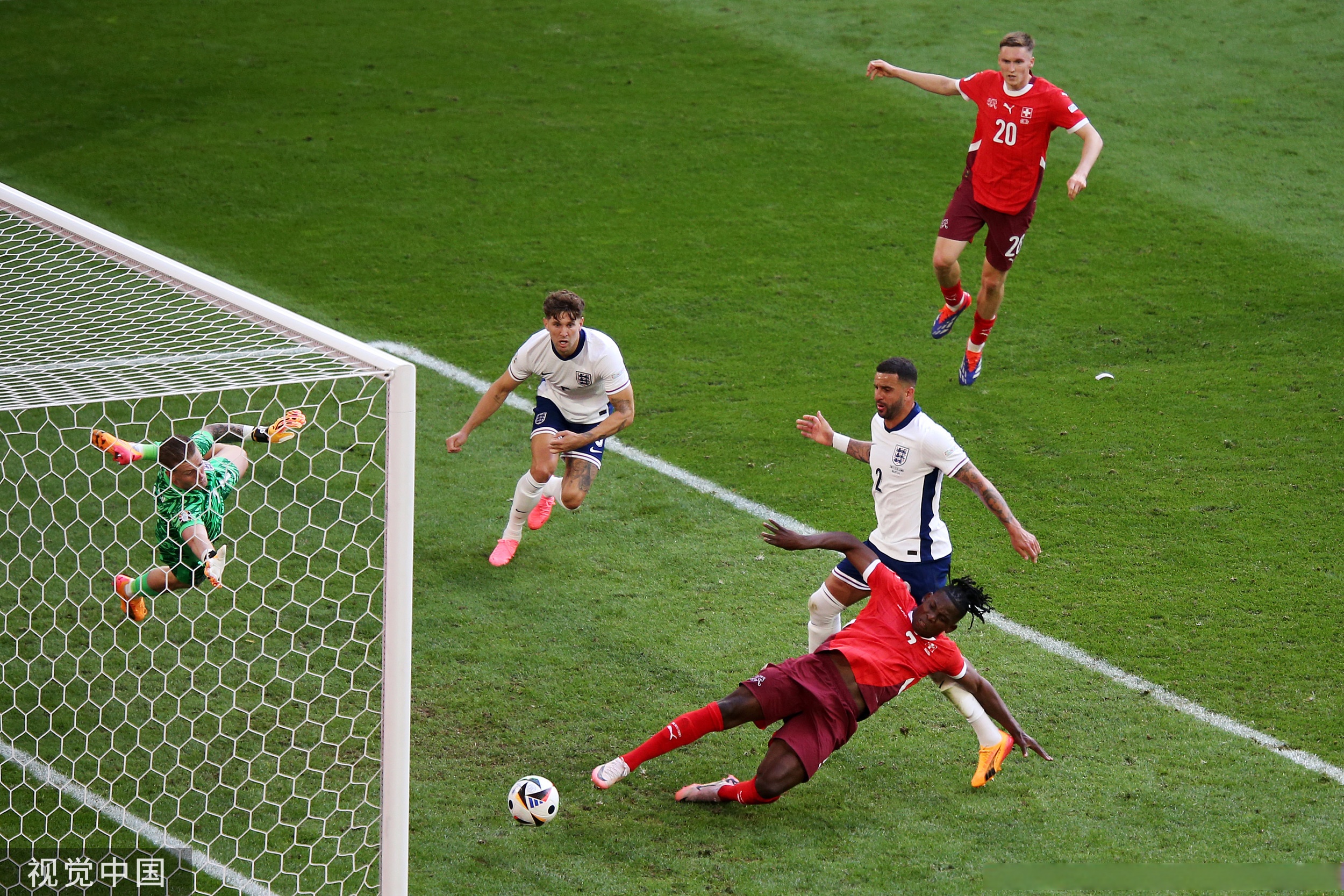 英格兰队逆转瑞典队,马龙点燃赛场 英格兰队逆转瑞典队,马龙点燃赛场