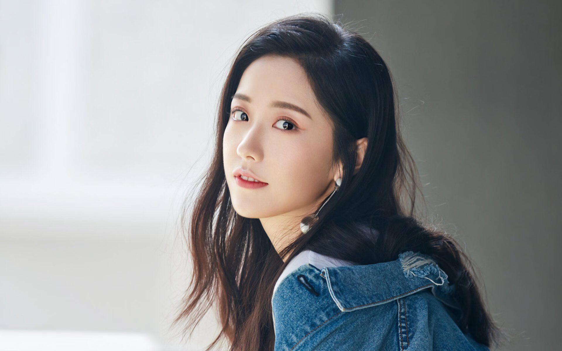 试炼场,当英超王座遇见瑞士生死战,同一片绿茵上的命运分野