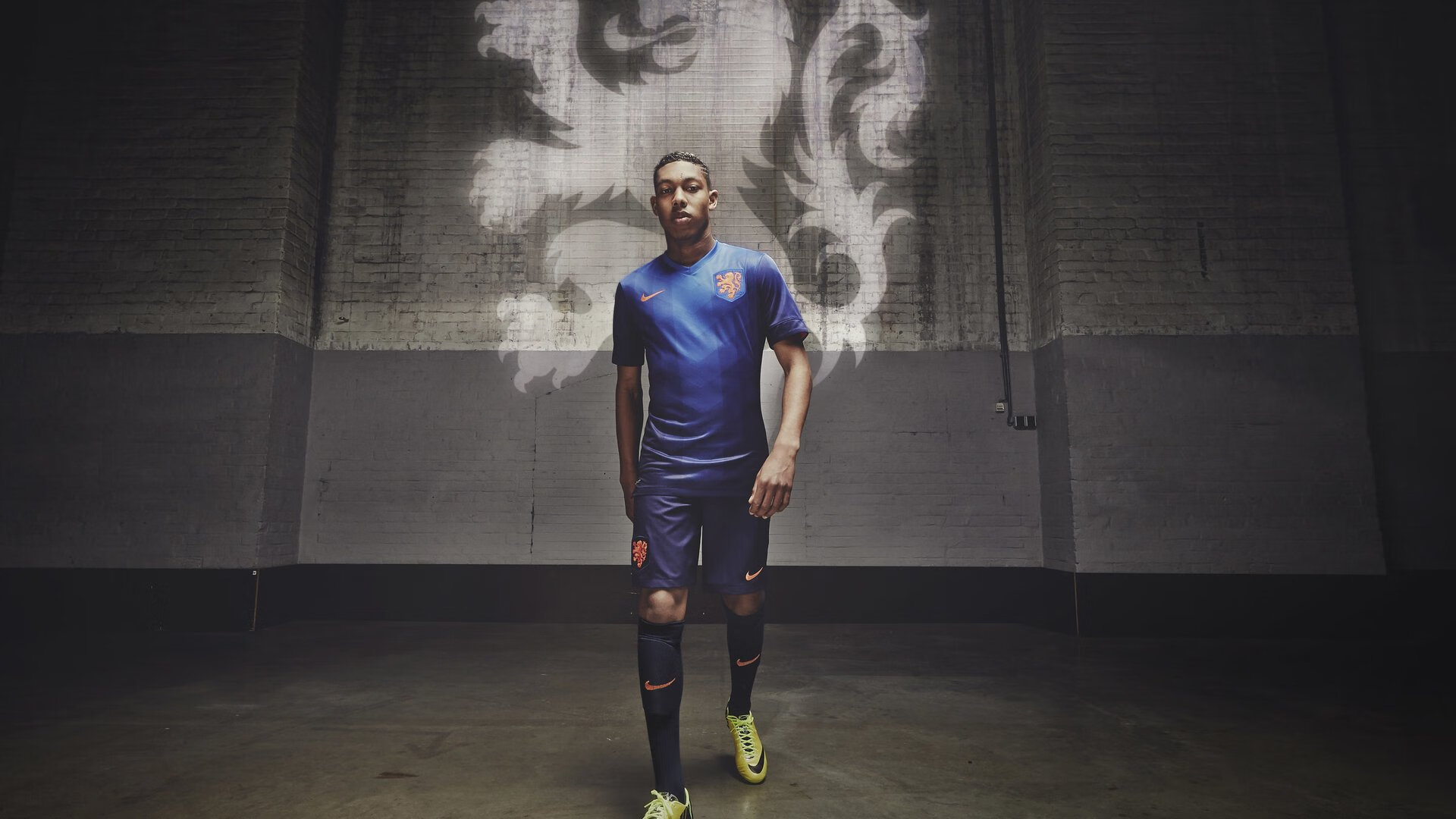 开云体育中国-黄蜂刺破苍穹，青年车手在F1街道赛如何冲垮传统火箭